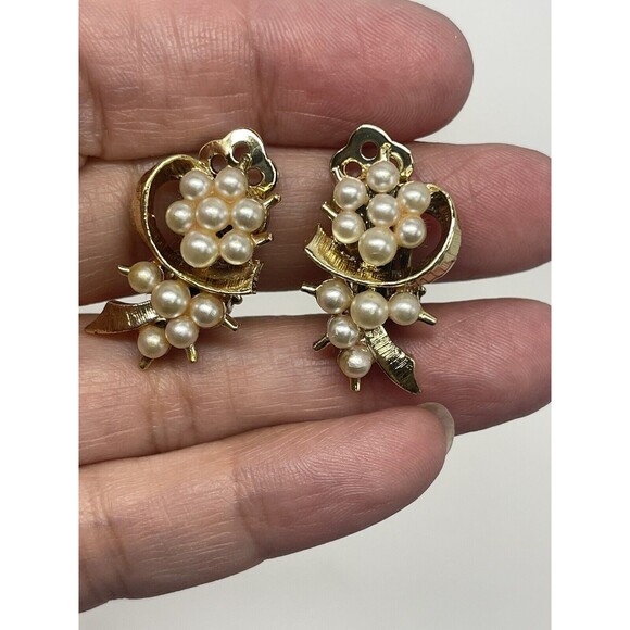 Vintage Gold Tone Faux Pearl Cluster Clip Earrings - Picture 1 of 8